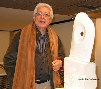 Foto de Alberto Guzmán y escultura